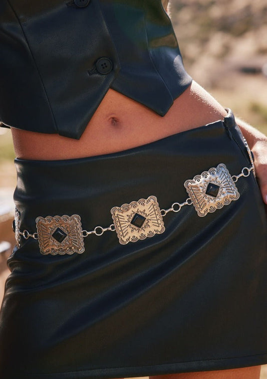 Silver belt with refined detailing and a flattering silhouette.